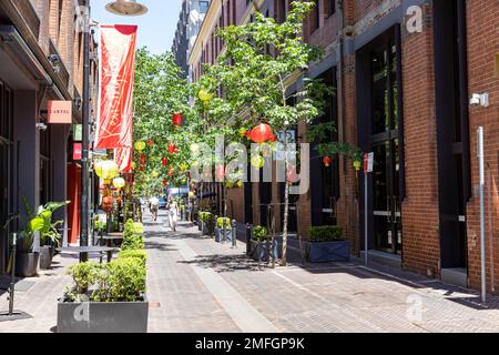 Kensington Street Chippendale in Sydney, Lifestyle, Gastronomie und Kulturerbe-Viertel mit chinesischen Neujahrslaternen in Rot und Gelb, Sydney, 2023 Stockfoto