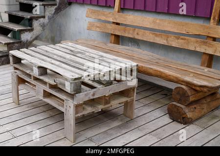 Tischbank aus recyceltem Holz aus alter Holzlagerpalette für heimwerker auf der Gartenterrasse Stockfoto