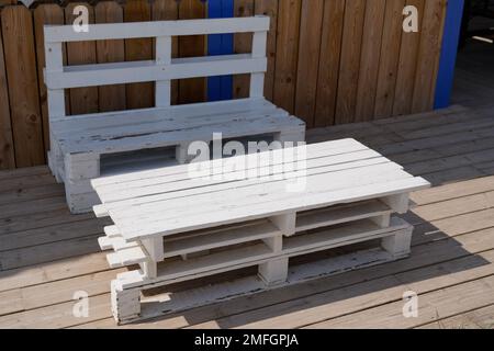 Recycelter heimwerkertisch aus Holz auf der Terrasse, handgefertigt aus Holzpaletten Stockfoto