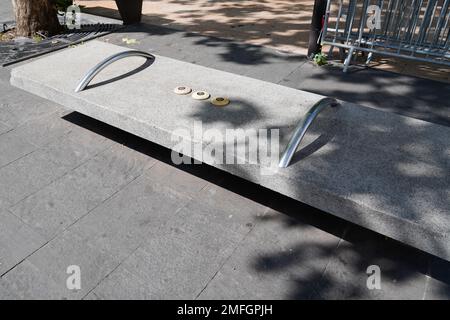 Feindselige Architektur-Abwehrbank mit Metallarmlehnen, die verhindern soll, dass sich Menschen in der französischen Straße in der Stadt Antibes niederlassen Stockfoto