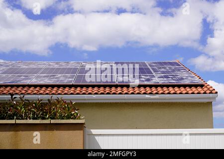 Hurrikan beschädigte Dach durch Gewitter Solarpaneel an Haus beschädigt und zerbrochen durch Hagelsturm nach Gewitter heftig Stockfoto