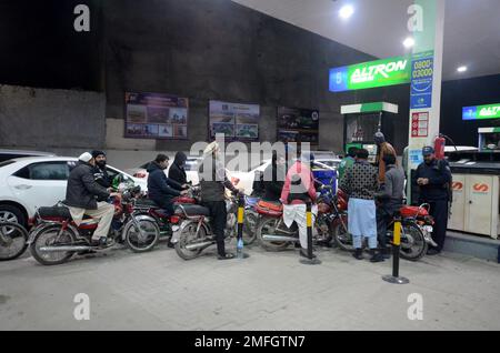 23. Januar 2023, Peshawar, Khyber Pakhtunkhwa, Pakistan: Die Menschen warten einen Tag nach einem landesweiten Stromausfall, bis sie an der Reihe sind, um an einer Tankstelle zu tanken. Am Montag wurden lange Schlangen an Autos und Motorrädern an Tankstellen in den meisten Teilen von Khyber Pakhtunkhwa, einschließlich der Hauptstadt, beobachtet, nachdem die Öllieferungen von Ölvermarktungsunternehmen zurückgegangen waren. Nach der Benzinkrise gibt es lange Schlangen an den Tankstellen auf der G.T Road. Ein Großteil Pakistans blieb am Montag ohne Strom, da die Regierung als Energiesparmaßnahme nach hinten losging. Der Ausfall verbreitete Panik Stockfoto