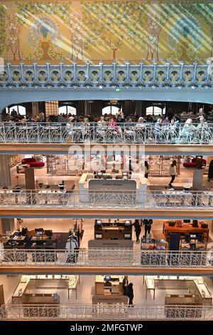 Paris: Einkäufer in den Gassen des Kaufhauses „La Samaritaine“, das sich im 1. Bezirk am Ufer der seine befindet. Das Gebäude war desi Stockfoto