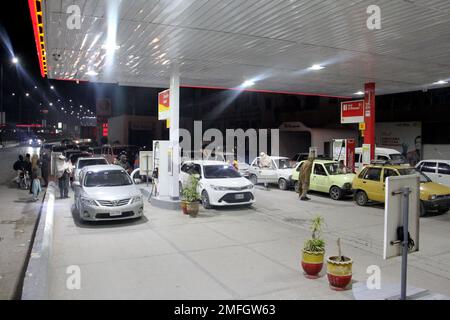 Peshawar, Khyber Pakhtunkhwa, Pakistan. 23. Januar 2023. Die Leute warten einen Tag nach einem landesweiten Stromausfall, bis sie an einer Tankstelle tanken. Am Montag wurden lange Schlangen an Autos und Motorrädern an Tankstellen in den meisten Teilen von Khyber Pakhtunkhwa, einschließlich der Hauptstadt, beobachtet, nachdem die Öllieferungen von Ölvermarktungsunternehmen zurückgegangen waren. Nach der Benzinkrise gibt es lange Schlangen an den Tankstellen auf der G.T Road. Ein Großteil Pakistans blieb am Montag ohne Strom, da die Regierung als Energiesparmaßnahme nach hinten losging. Der Ausfall verbreitete Panik Stockfoto