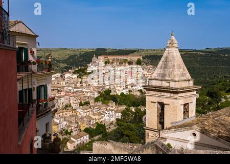 Luftaufnahme der spätbarocken Stadt Ragusa Ibla, hoch oben auf einem Hügel, vorbei an der Kirche der Heiligen Maria der Treppe, Chiesa di Santa Maria delle SCA Stockfoto