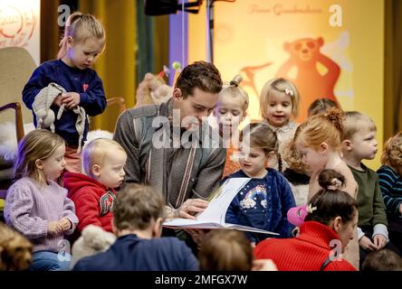 UTRECHT - Singer-Songwriter Douwe Bob liest aus dem Bilderbuch des Jahres 2023: Maximiliaan Modderman schmeißt während der National Reading Days in der Neude Library eine Party mit Joukje Akveld und Jan Jutte. ANP ROBIN VAN LONKHUIJSEN niederlande raus - belgien raus Stockfoto