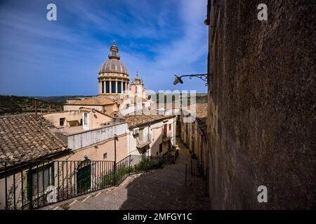 Die Kuppel des Doms von San Giorgio, L'Insigne collegiata di San Giorgio, über den Dächern der späten barocken Stadt Ragusa Ibla zu sehen. Stockfoto