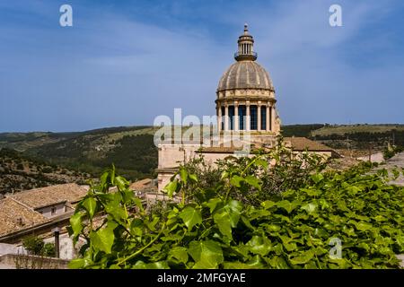 Die Kuppel des Doms von San Giorgio, L'Insigne collegiata di San Giorgio, über den Dächern der späten barocken Stadt Ragusa Ibla zu sehen. Stockfoto