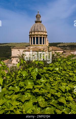 Die Kuppel des Doms von San Giorgio, L'Insigne collegiata di San Giorgio, über den Dächern der späten barocken Stadt Ragusa Ibla zu sehen. Stockfoto