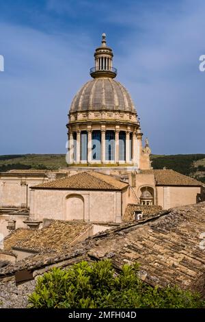 Die Kuppel des Doms von San Giorgio, L'Insigne collegiata di San Giorgio, über den Dächern der späten barocken Stadt Ragusa Ibla zu sehen. Stockfoto