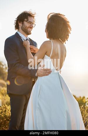 Hochzeit, Natur und Paar auf dem Berg für Hochzeitszeremonie, Verpflichtung und Feier. Vertrauen, Liebe und gemischtrassige Braut und Bräutigam liebevoll, glücklich Stockfoto