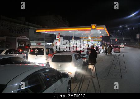 23. Januar 2023, Peshawar, Khyber Pakhtunkhwa, Pakistan: Die Menschen warten einen Tag nach einem landesweiten Stromausfall, bis sie an der Reihe sind, um an einer Tankstelle zu tanken. Am Montag wurden lange Schlangen an Autos und Motorrädern an Tankstellen in den meisten Teilen von Khyber Pakhtunkhwa, einschließlich der Hauptstadt, beobachtet, nachdem die Öllieferungen von Ölvermarktungsunternehmen zurückgegangen waren. Nach der Benzinkrise gibt es lange Schlangen an den Tankstellen auf der G.T Road. Ein Großteil Pakistans blieb am Montag ohne Strom, da die Regierung als Energiesparmaßnahme nach hinten losging. Der Ausfall verbreitete Panik Stockfoto