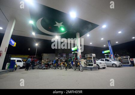 23. Januar 2023, Peshawar, Khyber Pakhtunkhwa, Pakistan: Die Menschen warten einen Tag nach einem landesweiten Stromausfall, bis sie an der Reihe sind, um an einer Tankstelle zu tanken. Am Montag wurden lange Schlangen an Autos und Motorrädern an Tankstellen in den meisten Teilen von Khyber Pakhtunkhwa, einschließlich der Hauptstadt, beobachtet, nachdem die Öllieferungen von Ölvermarktungsunternehmen zurückgegangen waren. Nach der Benzinkrise gibt es lange Schlangen an den Tankstellen auf der G.T Road. Ein Großteil Pakistans blieb am Montag ohne Strom, da die Regierung als Energiesparmaßnahme nach hinten losging. Der Ausfall verbreitete Panik Stockfoto