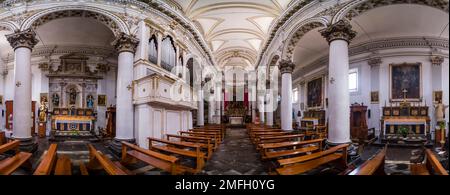 Panoramablick auf den Altar, Inneneinrichtung und bemalte Decken in der Kirche des Fegefeuers, Chiesa delle Santissime Anime del Purgatorio. Stockfoto