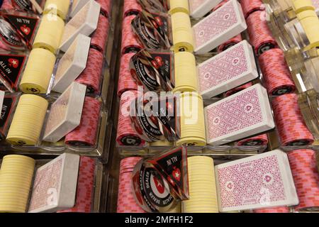 Poker-Chips, Karten und Dealer-Marker, Teil des Casino-Spielsets. Stockfoto
