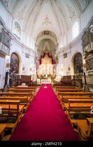 Altar, Inneneinrichtung und bemalte Decken in der Kirche San Giuseppe, Chiesa di San Giuseppe in der späten barocken Stadt Ragusa Ibla. Stockfoto