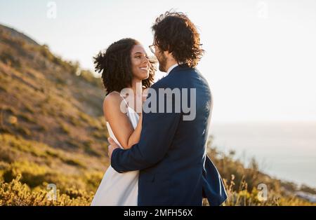 Ehe, Liebe und Braut mit Bräutigam auf dem Berg für Hochzeitszeremonie, Verpflichtung und Feier. Romantik, Glück und zwischenrassische Paarverbindung Stockfoto