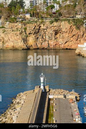 Der Blick auf den Wellenbrecher und den Leuchtturm an der alten Antalya Marina in Kaleici Stockfoto