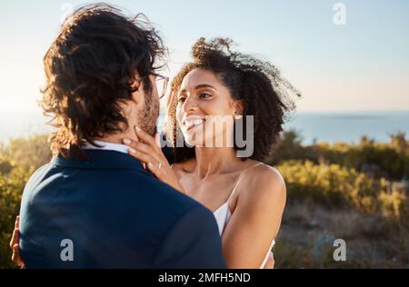 Ehe, Hochzeit und Braut mit Bräutigam auf dem Ozean für Zeremonie, Verpflichtung und Feier der Liebe. Romantik, Glück und zwischenrassische Paarverbindung Stockfoto