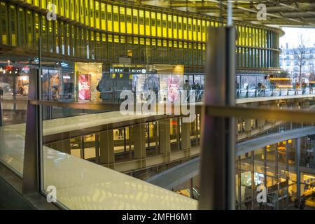 Illustrationen des Verkaufs bei Les Halles in Paris, dem Einkaufsviertel von Chatelet. Frankreich, Paris am 24. Januar 2023. Foto: Patricia Huchot-Boissier/ABACAPRESS.COM Stockfoto