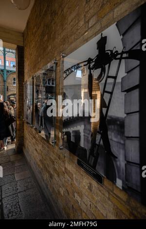 London - 02 27 2022: Ausstellung von Gemälden, die den Covent Garden Markt in den 1960er Jahren darstellen Stockfoto