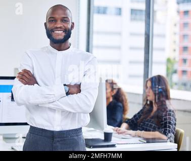 Geschäftsmann, Porträt- oder Büroangestellter, der als Leiterin einer Agentur oder eines Unternehmens lächelt, glücklich und selbstbewusst ist. Afroamerikaner, Startup-ceo und männlicher Firmenchef Stockfoto