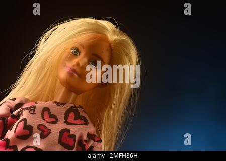 Die Barbie-Puppe kommt näher Stockfoto
