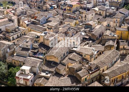 Aus der Vogelperspektive sehen Sie die Häuser der späten barocken Stadt Modica, die sich auf einem Hügel befindet. Stockfoto