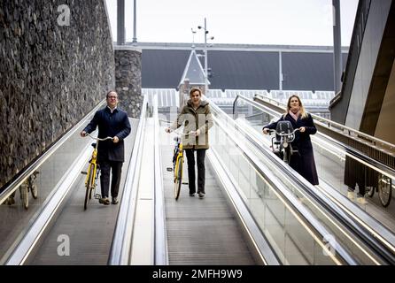 AMSTERDAM - Präsident von NS, Wouter Koolmees und Vivianne Heijnen, Staatssekretärin für Infrastruktur und Wasserwirtschaft, während der Eröffnung des Fahrradparkplatzes im Zentrum von Amsterdam. Der neue Parkplatz Stationsplein bietet Platz für 7.000 Fahrräder. Der Fahrradschuppen wurde unter Wasser gebaut und ist unterirdisch mit der U-Bahn und der Station verbunden. ANP KOEN VAN WEEL niederlande raus - belgien raus Stockfoto