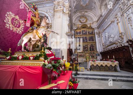 Altar und bemalte Decken im Dom von San Giorgio, Chiesa Madre di San Giorgio, in der späten barocken Stadt Modica. Stockfoto