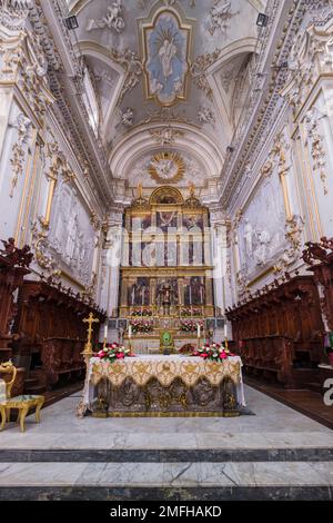 Altar und bemalte Decken im Dom von San Giorgio, Chiesa Madre di San Giorgio, in der späten barocken Stadt Modica. Stockfoto