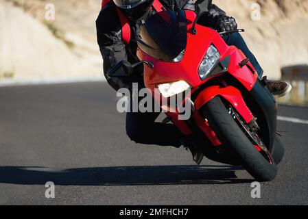 Mann Motorrad fahren in Asphalt Straßenkurve mit ländlichen, Motorrad-Praxis lehnt in eine schnelle Ecke auf der Strecke Stockfoto