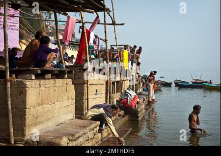 Die Leute baden in den Gicken, Varanasi. Stockfoto