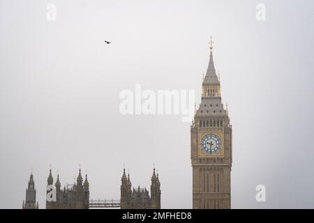 Der Nebel umgibt den Elizabeth Tower in Westminster, London, weithin bekannt als Big Ben. Bilddatum: Mittwoch, 25. Januar 2023. Stockfoto