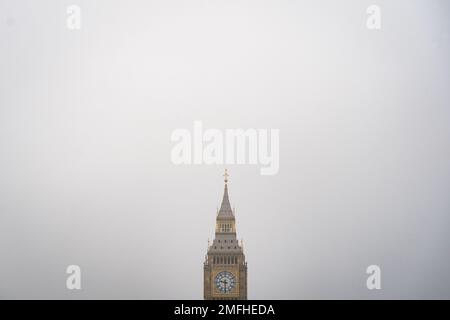 Der Nebel umgibt den Elizabeth Tower in Westminster, London, weithin bekannt als Big Ben. Bilddatum: Mittwoch, 25. Januar 2023. Stockfoto