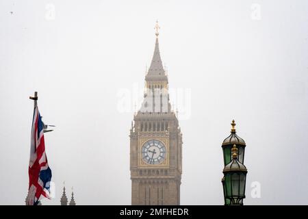 Der Nebel umgibt den Elizabeth Tower in Westminster, London, weithin bekannt als Big Ben. Bilddatum: Mittwoch, 25. Januar 2023. Stockfoto