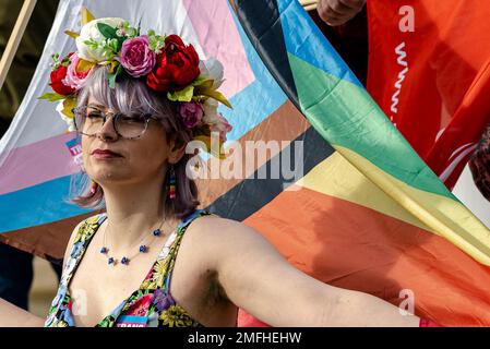 Pro-trans-Aktivisten treffen sich außerhalb des schottischen Parlaments, da es sich bei dem Gesetz zur Reform der Geschlechteranerkennung (Scotland) um einen Gesetzesentwurf handelt, mit dem das bestehende Gender Recognition Act 2004 geändert wird, um neue Kriterien für Antragsteller einzuführen, die eine Gender Recognition Certificate (GRC) erwerben möchten. Wenn eine Transperson eine GRC erhält, bedeutet dies, dass sie in Bezug auf ihr erworbenes Geschlecht rechtlich anerkannt ist und eine neue Geburtsurkunde erhalten kann, aus der dieses Geschlecht hervorgeht. Kredit: Euan Cherry Stockfoto