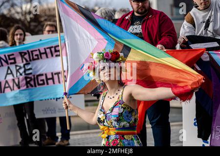 Pro-trans-Aktivisten treffen sich außerhalb des schottischen Parlaments, da es sich bei dem Gesetz zur Reform der Geschlechteranerkennung (Scotland) um einen Gesetzesentwurf handelt, mit dem das bestehende Gender Recognition Act 2004 geändert wird, um neue Kriterien für Antragsteller einzuführen, die eine Gender Recognition Certificate (GRC) erwerben möchten. Wenn eine Transperson eine GRC erhält, bedeutet dies, dass sie in Bezug auf ihr erworbenes Geschlecht rechtlich anerkannt ist und eine neue Geburtsurkunde erhalten kann, aus der dieses Geschlecht hervorgeht. Kredit: Euan Cherry Stockfoto