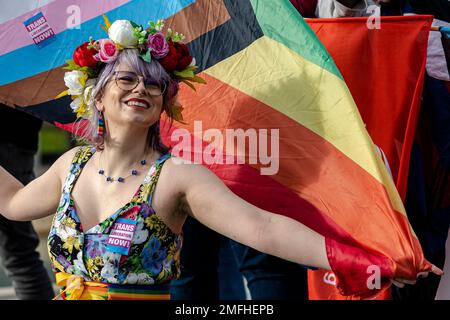 Pro-trans-Aktivisten treffen sich außerhalb des schottischen Parlaments, da es sich bei dem Gesetz zur Reform der Geschlechteranerkennung (Scotland) um einen Gesetzesentwurf handelt, mit dem das bestehende Gender Recognition Act 2004 geändert wird, um neue Kriterien für Antragsteller einzuführen, die eine Gender Recognition Certificate (GRC) erwerben möchten. Wenn eine Transperson eine GRC erhält, bedeutet dies, dass sie in Bezug auf ihr erworbenes Geschlecht rechtlich anerkannt ist und eine neue Geburtsurkunde erhalten kann, aus der dieses Geschlecht hervorgeht. Kredit: Euan Cherry Stockfoto