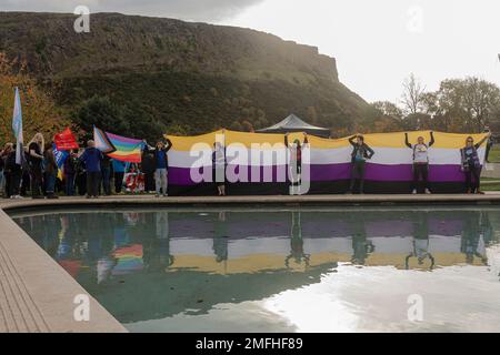 Pro-trans-Aktivisten treffen sich außerhalb des schottischen Parlaments, da es sich bei dem Gesetz zur Reform der Geschlechteranerkennung (Scotland) um einen Gesetzesentwurf handelt, mit dem das bestehende Gender Recognition Act 2004 geändert wird, um neue Kriterien für Antragsteller einzuführen, die eine Gender Recognition Certificate (GRC) erwerben möchten. Wenn eine Transperson eine GRC erhält, bedeutet dies, dass sie in Bezug auf ihr erworbenes Geschlecht rechtlich anerkannt ist und eine neue Geburtsurkunde erhalten kann, aus der dieses Geschlecht hervorgeht. Kredit: Euan Cherry Stockfoto