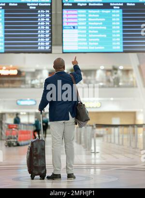 Reise, Flughafen oder schwarzer Mann, der mit Koffer oder Gepäck auf die Leinwand zeigt, beim Zoll in New York City. Rückansicht, Flugzeug oder afrikanischer Geschäftsmann Stockfoto