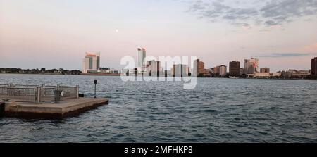 Panoramaaufnahmen der Skyline von Windsor über den Detroit River aus den USA. Stockfoto