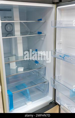 Sosnovy Bor, RUSSLAND - 12. JANUAR 2023: Household Appliances in DNS Stockfoto