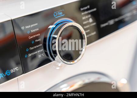 Sosnovy Bor, RUSSLAND - 12. JANUAR 2023: Household Appliances in DNS Stockfoto