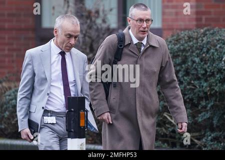 Chief Executive of Nottingham University Hospital Trust Anthony May (rechts) trifft am Nottingham Magistrates' Court ein, wo der Treuhandfonds angeklagt wird wegen zwei Anklagepunkten: „Registrierte Person hat keine sichere Versorgung und Behandlung, die zu Schaden oder Verlust führt“, einer wegen des Todes von Wynter Sophia Andrews, Die am 15 2019. September starb, und eine für ihre Mutter Sarah. Bilddatum: Mittwoch, 25. Januar 2023. Stockfoto