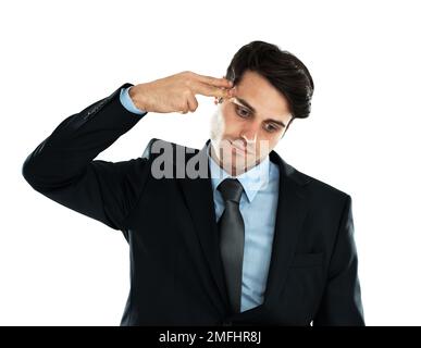 Stress, Geschäftsmann und Depression mit Handpistole am Kopf im Studio vor weißem Hintergrund. Angst, Selbstmord und Leiden junger Unternehmer Stockfoto