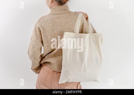 Mädchen mit Baumwollbettwäsche, Ökosack-Modell Stockfoto