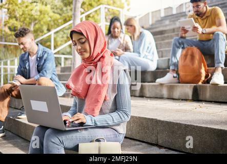 Studenten auf Treppen, islamische Frau und Laptop zum Tippen, Verbinden und Online-Lesen im Freien. Studentin, muslimische Frau und Akademikerin auf Treppen Stockfoto