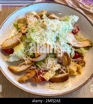 Caesar Salat mit Huhn und Crackern Stockfoto