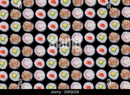 Sich wiederholender Hintergrund von verschiedenen Arten von Maki-Sushi-Brötchen auf schwarzem Hintergrund. Hochwertiges Foto Stockfoto